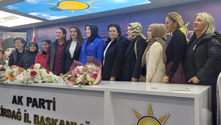 AK PARTİ İL KADIN KOLLARINDA DEVİR TESLİM