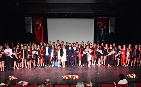 Tekirdağ Sınav Anadolu Lisesi İlk Mezunlarını Coşkulu Bir Törenle Uğurladı