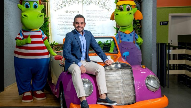 TEKİRDAĞLI MUSTAFA DAL DÜNYAYA EĞLENCE SATIYOR