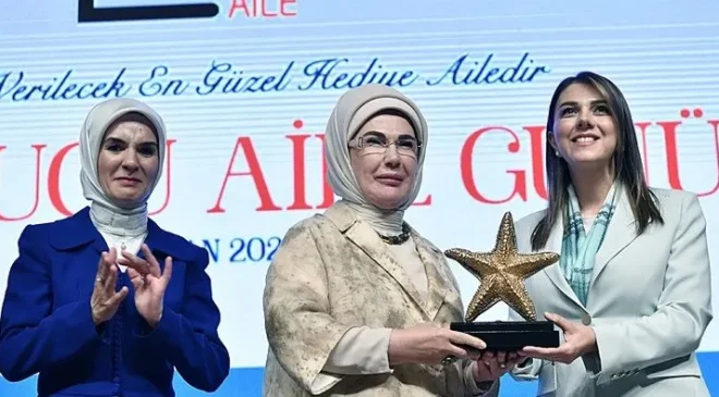 Esra Masatlı’ya Anlamlı  plaket