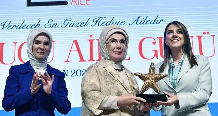 Esra Masatlı’ya Anlamlı  plaket
