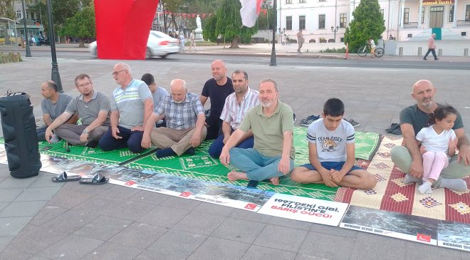 İSRAİL’İN ZULMÜNE KARŞI OTURMA EYLEMİ YAPTILAR