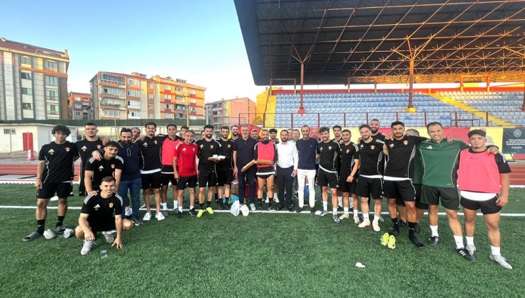 BAŞKANDAN ÇORLUSPORLU FUTBOLCULARA TATLI İKRAMI