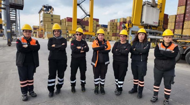 Asyaport’ta Kadınlar Limanın Yükünü Omuzluyor