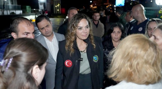 ANİ BASTIRAN SAĞANAK SONRASINDA BÜYÜKŞEHİR VE TESKİ EKİPLERİ SEFERBER OLDU