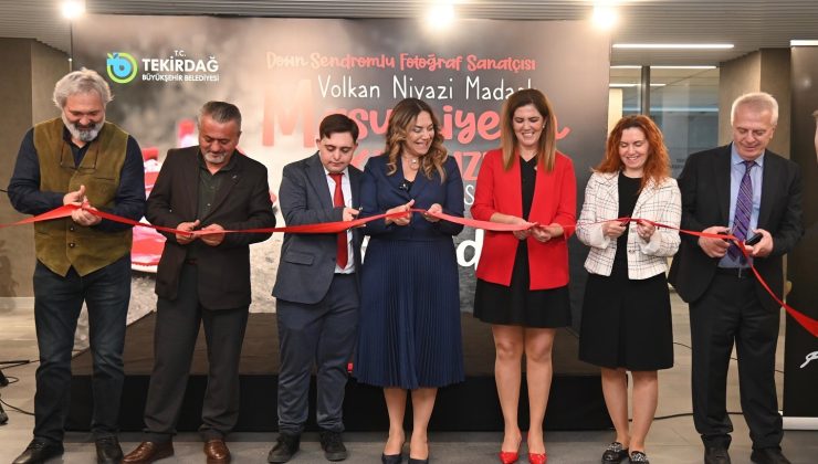 DOWN SENDROMLU FOTOĞRAF SANATÇISINDAN ANLAMLI SERGİ: “MASUMİYETİN KIRMIZISI“