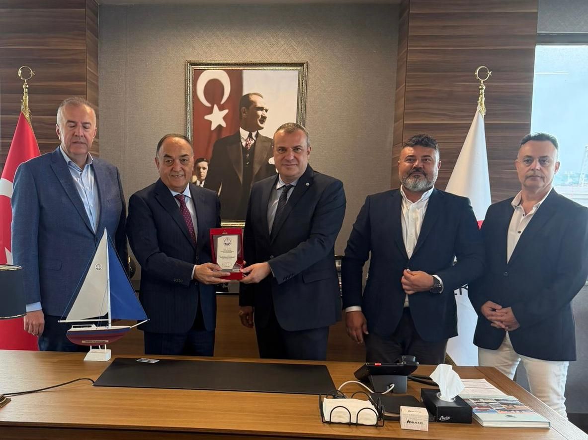 Yelken Sporuna Destek Veren Ali Avcı’ya Anlamlı Plaket
