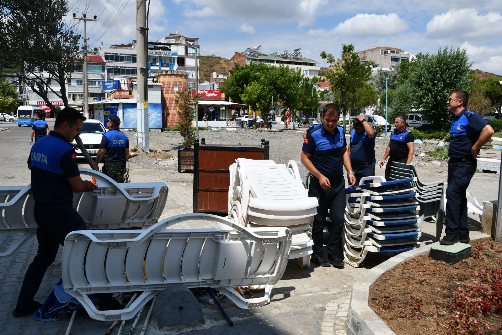 Süleymanpaşa Sahillerinde İzinsiz Şezlonglar Toplatıldı